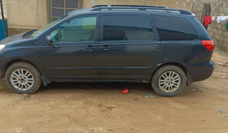 
								Naija Used 2010 Toyota Sienna full									